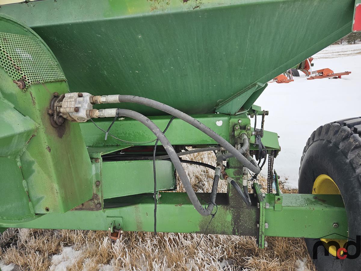 John Deere 655 Air Seeder w/ John Deere 777 Cart